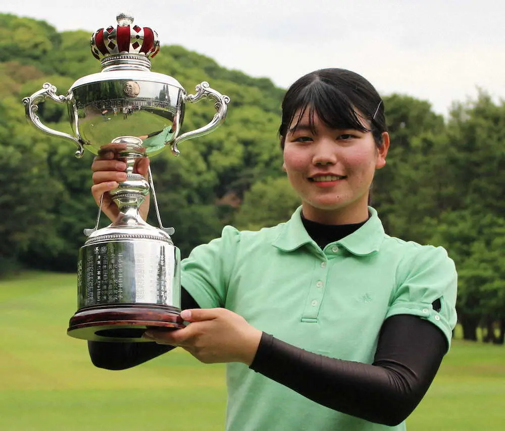 九州女子アマゴルフ最終日。優勝のカップを手に笑顔の桜井