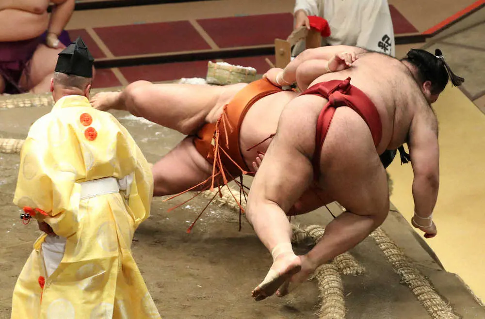 【画像・写真】高安1敗対決制した！御嶽海に紙一重の勝利「千秋楽まで優勝争い」初V意欲