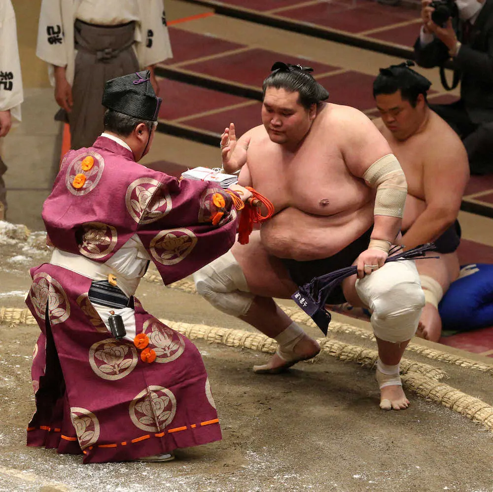 【画像・写真】照ノ富士6連勝　21歳・豊昇龍の挑戦退けた「前へ出ることしか考えてなかった」