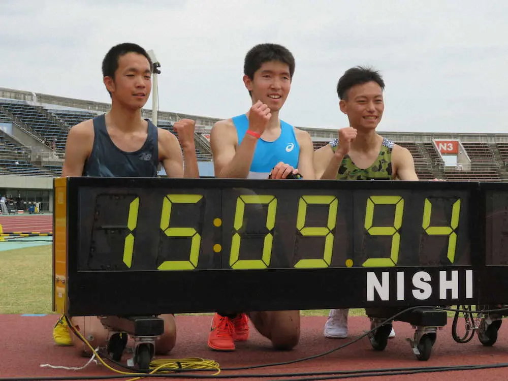 男子5000メートル（視覚障がいT11）で世界記録を樹立した唐沢（中央）