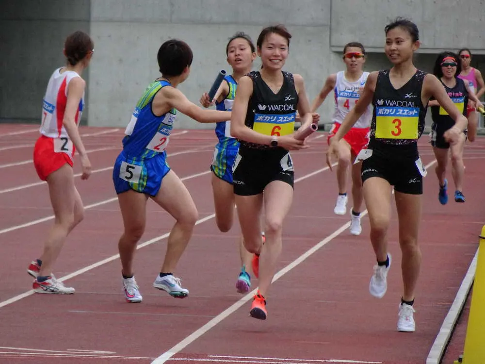 ＜陸上・関西実業団＞東京五輪マラソン代表の一山麻緒（前列右から2人目、6番）は、1600メートルリレーで3走を務め、バトンをもらって笑顔で走り始める