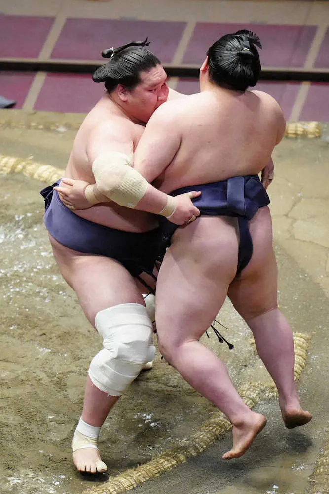 【画像・写真】照ノ富士1敗キープ　苦手の阿武咲圧倒「切り替えて頑張ろうと思います」