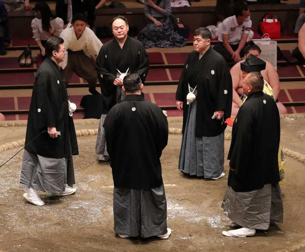 【画像・写真】照ノ富士　大関復帰場所Vお預け　物言い、協議、軍配差し違えで遠藤に敗れ2敗、V争いは千秋楽決着