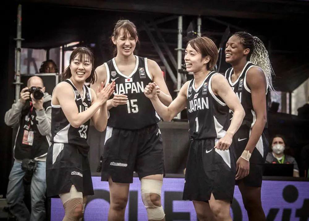 イランに快勝し、笑顔で喜ぶ日本の選手たち。左から山本、西岡、篠崎、馬瓜ス（国際バスケットボール連盟提供）