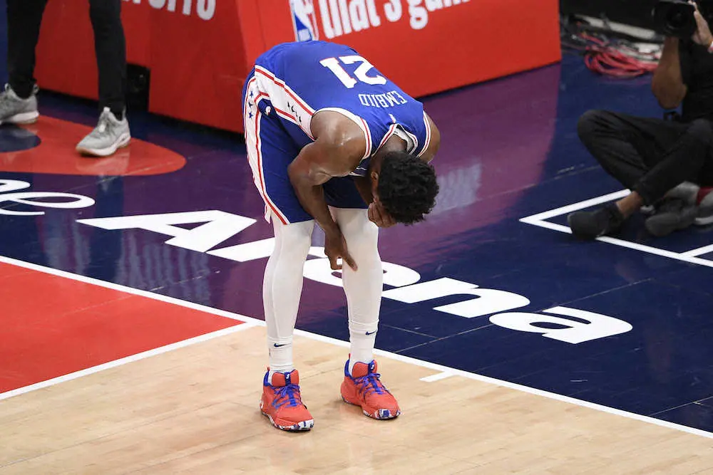 【画像・写真】76ersのエンビードが精密検査へ　ウィザーズ戦の第1Qに右膝を負傷　第5戦出場は微妙