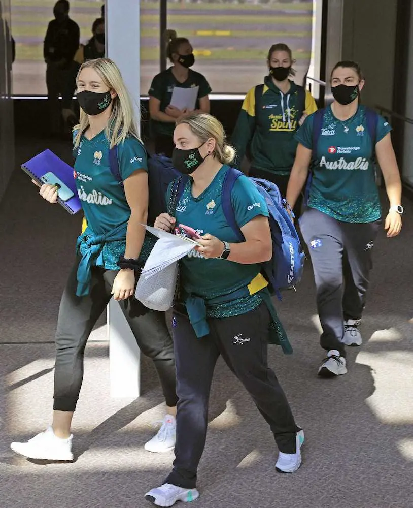 成田空港に到着したソフトボールの女子オーストラリア代表