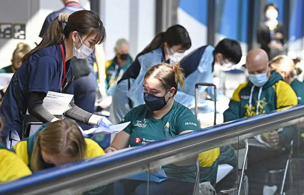 成田空港に到着し、新型コロナウイルスの抗原検査について説明を受けるソフトボールの女子オーストラリア代表ら