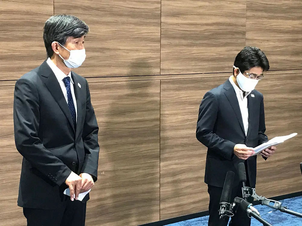 1日にスタートしたワクチン接種について説明する日本選手団の福井団長（右）と尾県総監督