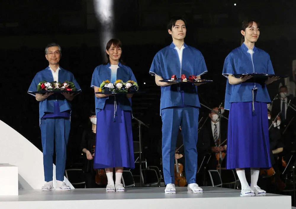 東京オリンピック・パラリンピックの表彰式アイテム発表会で披露された衣装やメダルトレー