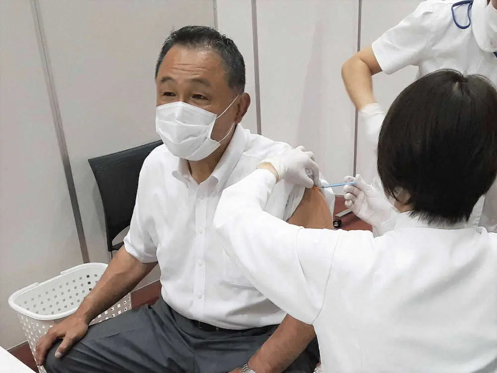 新型コロナウイルスワクチンの接種を受けるJOCの山下会長（JOC提供）