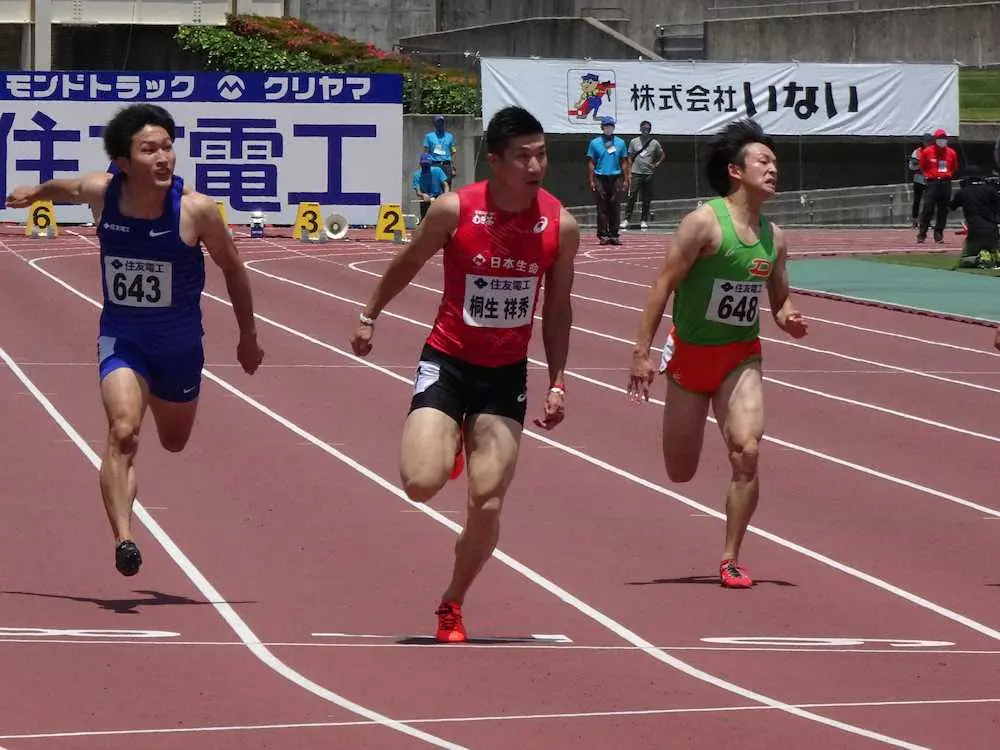 ＜陸上・布勢スプリント男子100メートル予選＞3組で1着でゴールした桐生祥秀（右から2人目）