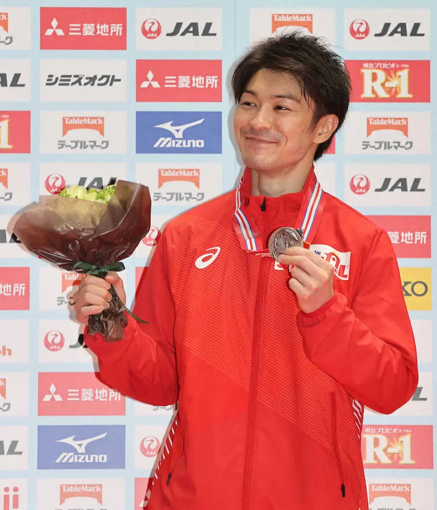 ＜全日本種目別選手権　決勝＞メダルを手に笑顔の内村航平（撮影・光山　貴大）