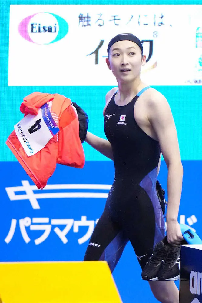 女子100メートル自由形決勝、レースを終え引き揚げる池江（撮影・会津　智海）