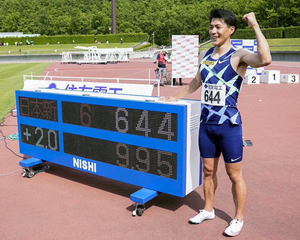 男子100メートルで9秒95の日本新記録をマークして優勝し、笑顔でポーズをとる山県
