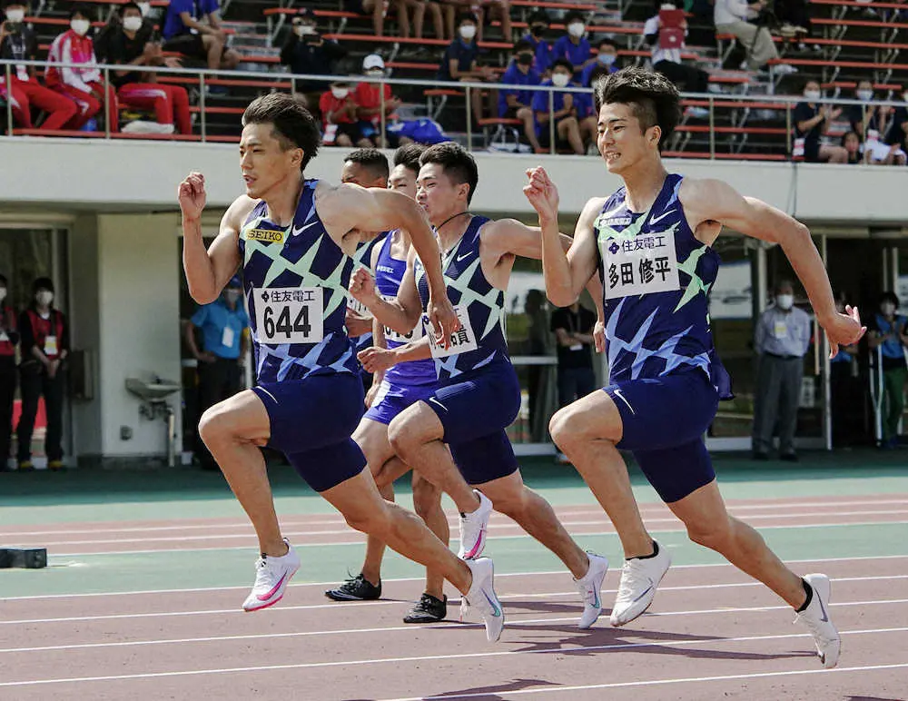 男子100メートル決勝で9秒95の日本新記録をマークして優勝した山県亮太（左端）