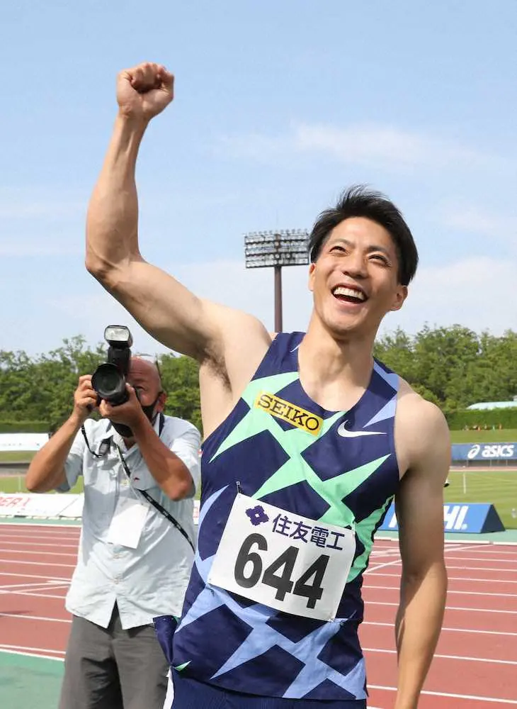 男子100メートル決勝、9秒95の日本新記録で優勝し、歓声に応える山県