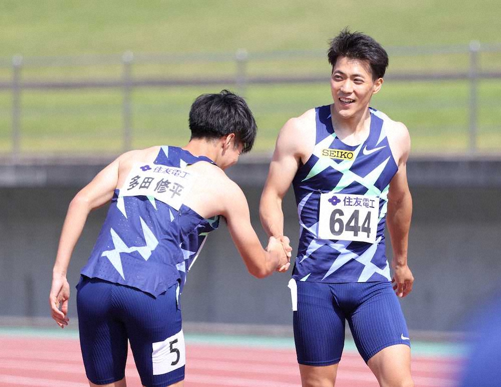 布勢スプリント　男子100メートル決勝、9秒95の日本新記録で優勝し、2位の多田修平（左）と握手する山県亮太（代表撮影）
