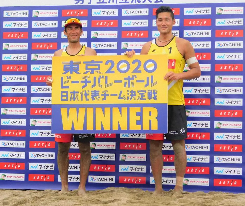 日本代表チーム決定戦で優勝し、笑顔を見せる白鳥（左）と石島　　　　