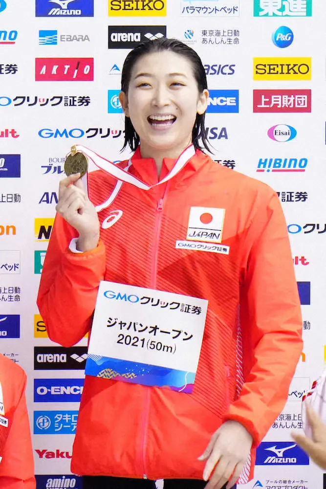 ジャパンオープン2021最終日、女子100メートルバタフライ決勝、優勝を果たし笑顔でメダルを手にする池江（撮影・会津　智海）