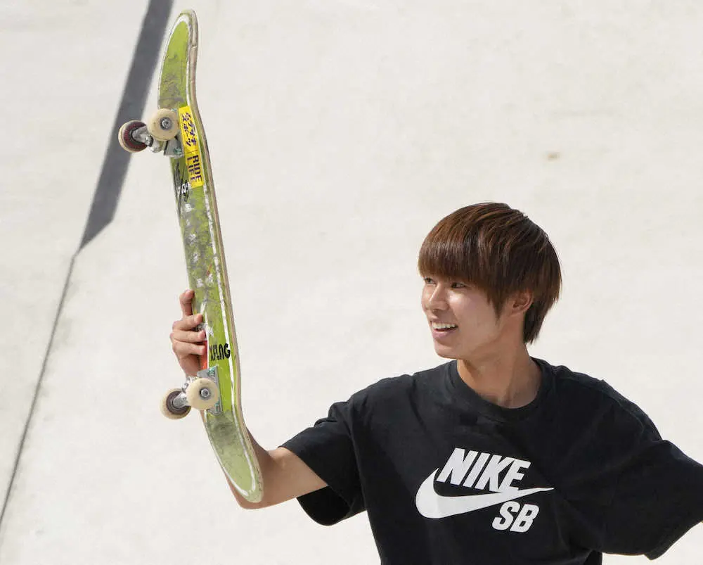 スケートボード・ストリートの世界選手権・男子で優勝し笑顔を見せる堀米（AP）