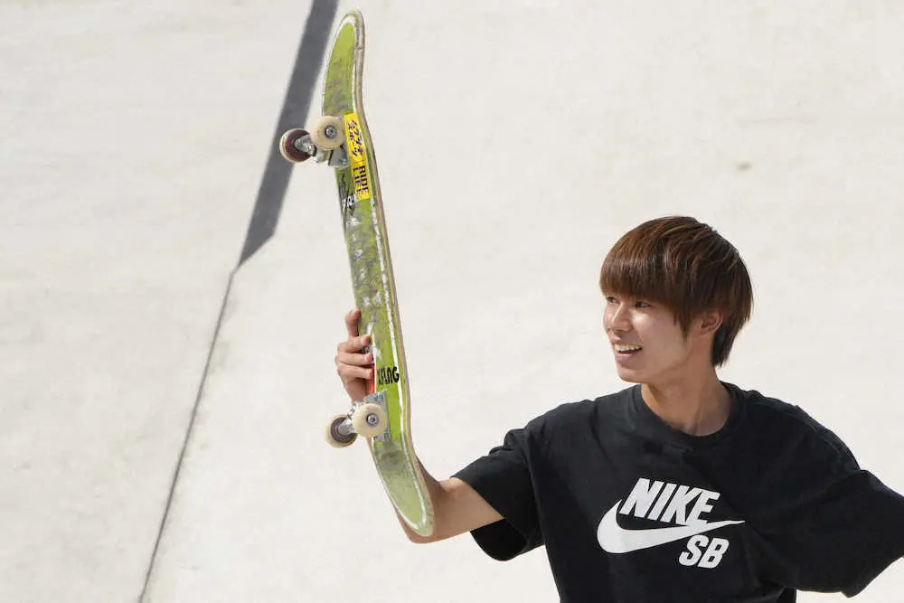 スケートボード・ストリートの世界選手権・男子で優勝し笑顔を見せる堀米雄斗（AP）