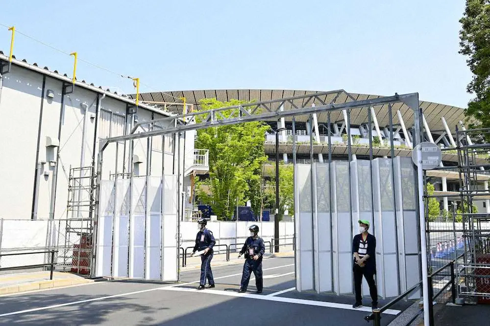 東京五輪・パラリンピックで開閉会式などが行われる国立競技場（奥）の周辺道路に設置されたゲート
