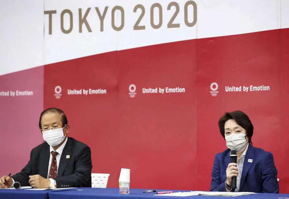 IOC理事会にオンラインで出席後、記者会見する東京五輪・パラリンピック組織委の橋本聖子会長（右）と武藤敏郎事務総長