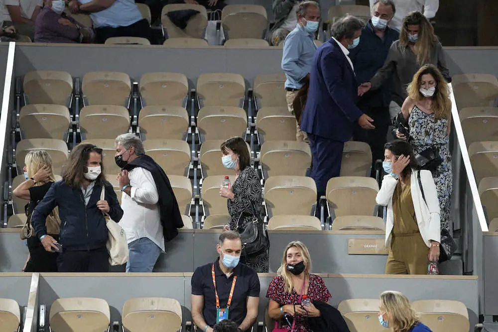 ジョコビッチ対ベレッティーニの試合中に退席を指示される観客たち（AP）