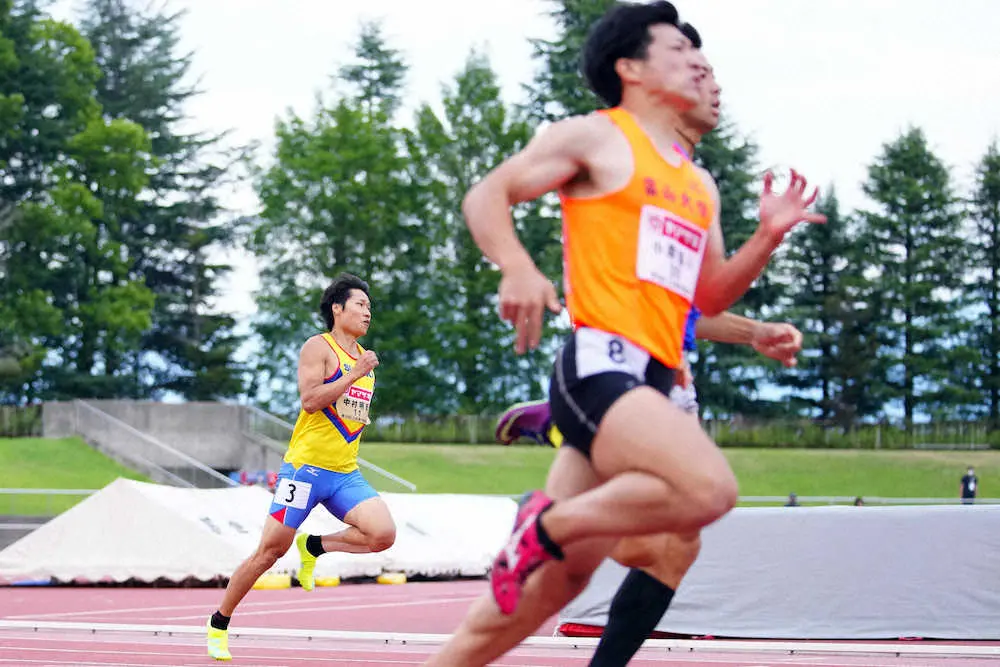 ＜第105回日本陸上競技選手権大会・混成競技＞男子十種400メートル、力走する中村（左）（撮影・会津　智海）
