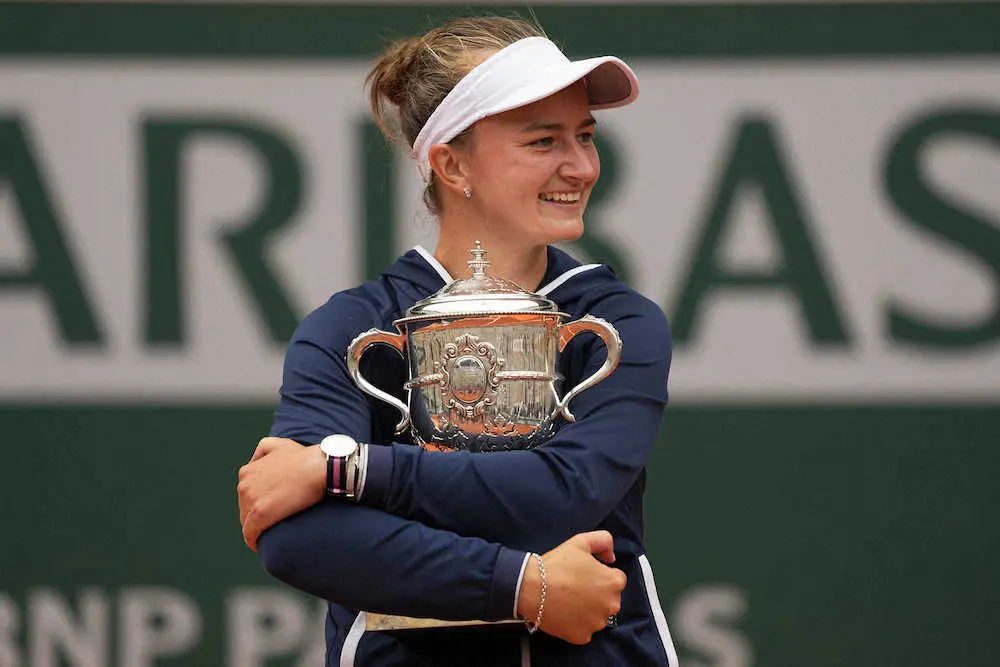 テニス全仏オープンの女子シングルスで初優勝したクレイチコバ（AP）