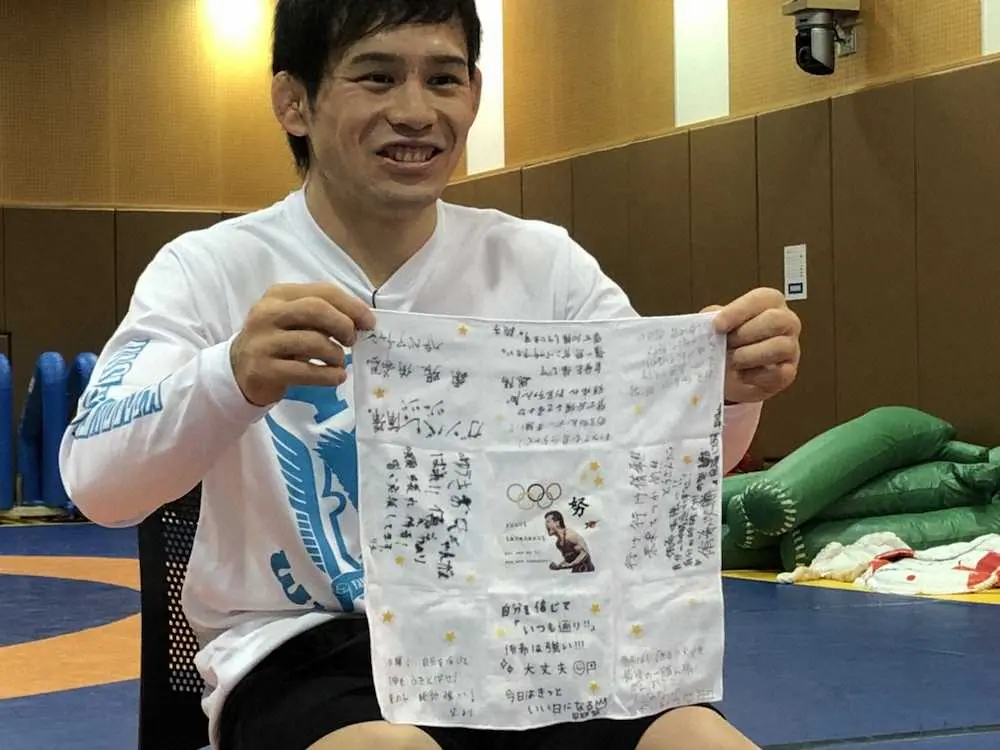 東京五輪代表を決めた高橋侑。家族の寄せ書きが入ったハンカチを力に変えた（日本レスリング協会提供）