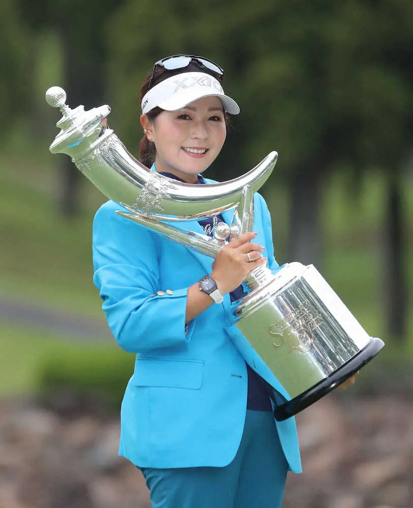 【画像・写真】青木瀬令奈、通算17アンダーで逆転優勝　ツアー2勝目