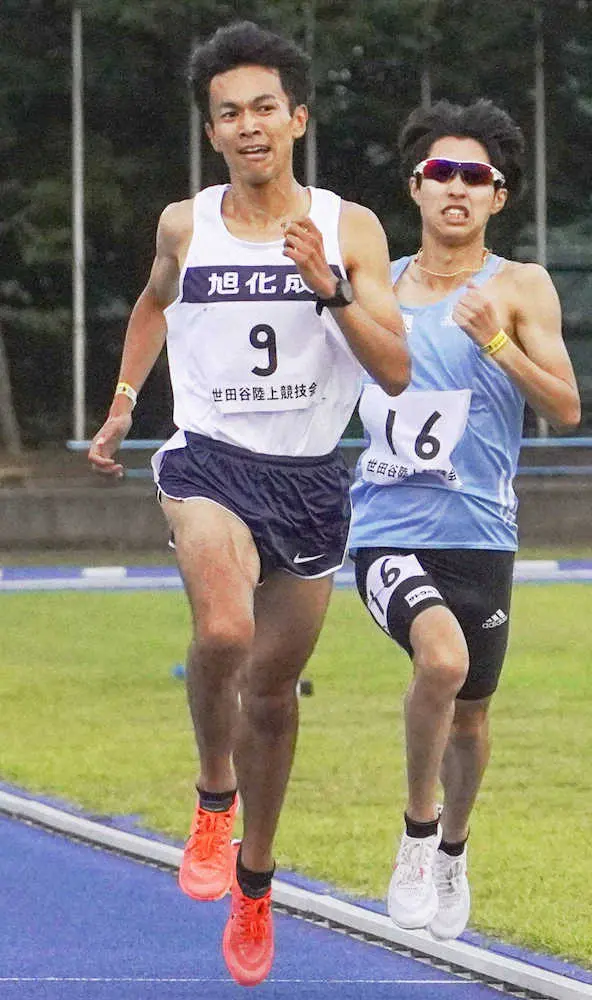 男子3000メートルで優勝した相沢（左）