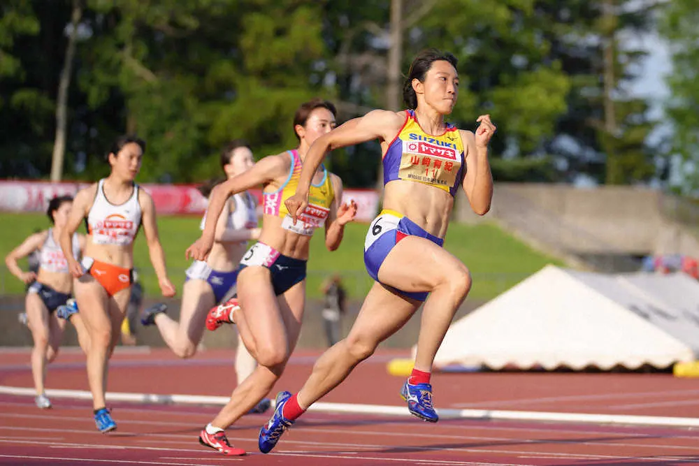 女子七種200メートル、力走する山崎（右）（撮影・会津　智海）