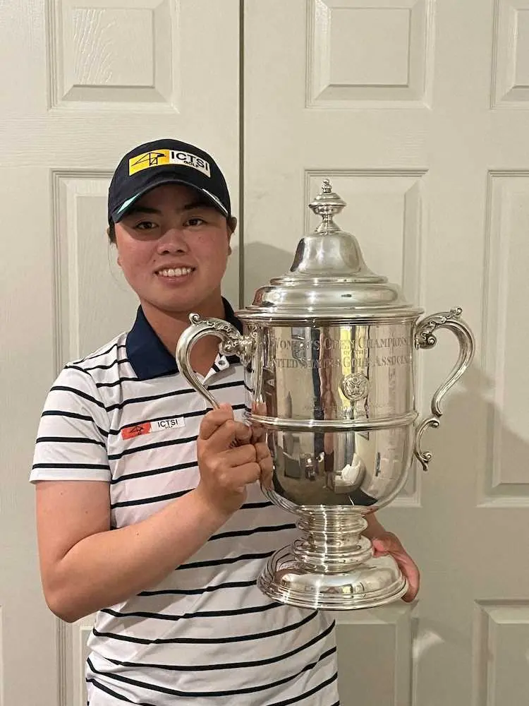 【画像・写真】全米女子オープン優勝トロフィーを手に笑顔を見せる笹生（C）日本女子プロゴルフ協会