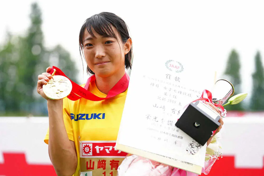 女子七種、表彰式でメダルを手に笑顔を見せる山崎（撮影・会津　智海）