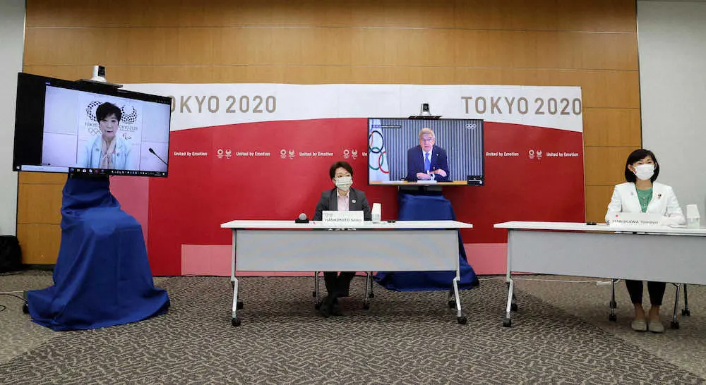 東京五輪・パラリンピックに向けた5者協議で会談する（左から）東京都の小池百合子知事、大会組織委員会の橋本聖子会長、国際オリンピック委員会（IOC）のバッハ会長、丸川珠代五輪担当相（代表撮影）