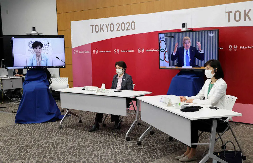 東京五輪・パラリンピックに向けた5者協議で会談する（左から）東京都の小池百合子知事、大会組織委員会の橋本聖子会長、国際オリンピック委員会（IOC）のバッハ会長、丸川珠代五輪担当相（代表撮影）