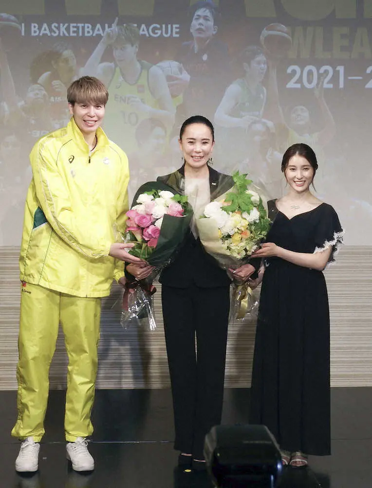 バスケットボール女子Wリーグの新体制が発表され、ENEOSの渡嘉敷来夢（左）、女優の土屋太鳳（右）から花束を贈られる河瀬直美新会長
