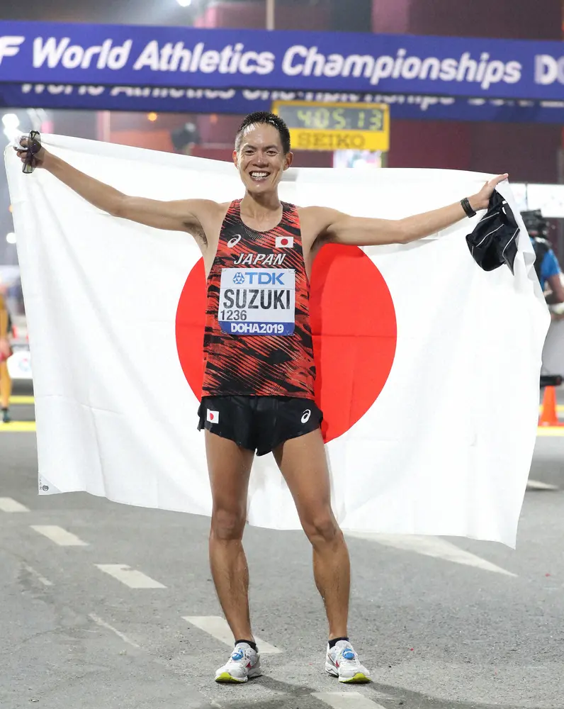 19年の世界陸上「男子50キロ競歩」で金メダルを獲得し笑顔で日の丸を掲げる鈴木雄介