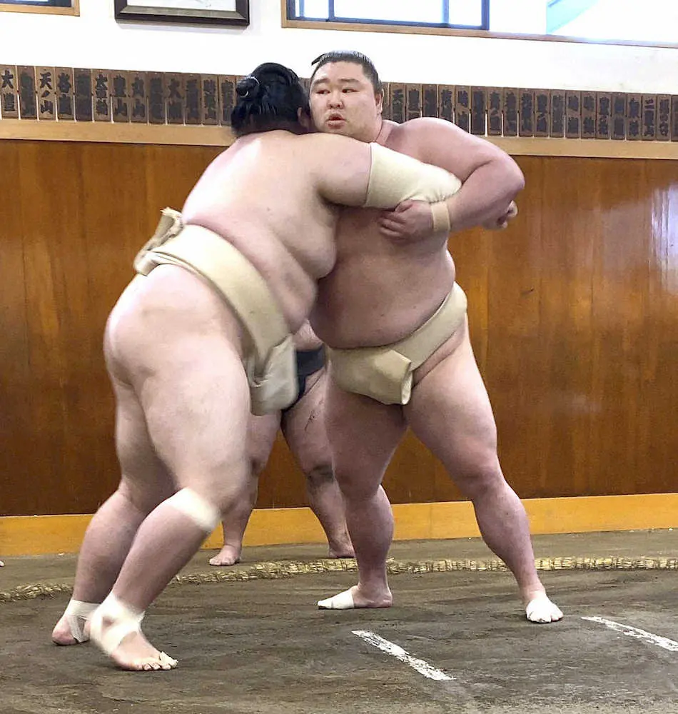 十両の豊山（左）と相撲を取る正代（日本相撲協会提供）