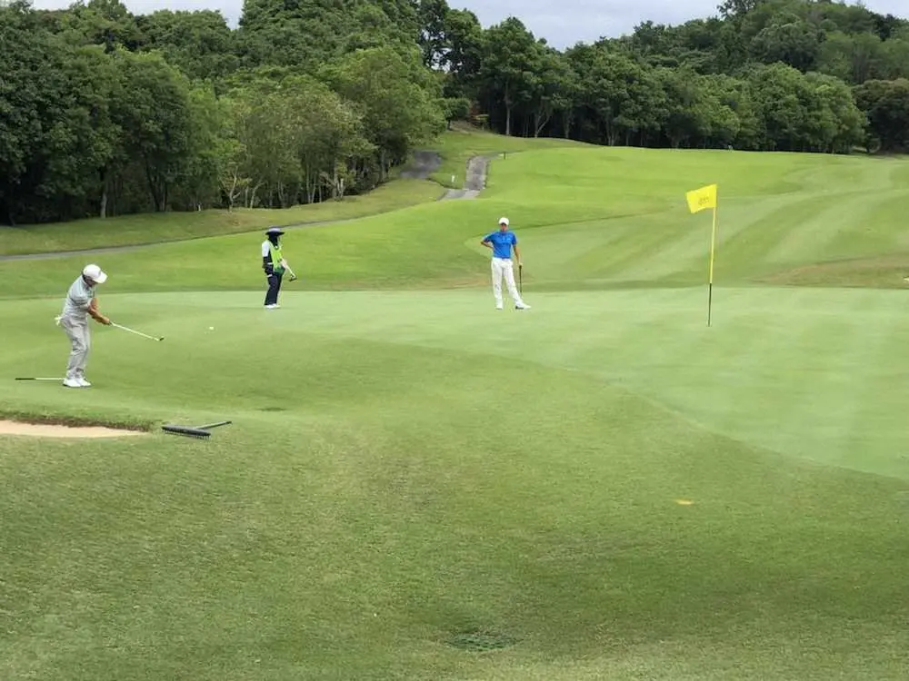佐賀ククラシックゴルフ倶楽部はグリーン回りの芝を短く刈り込み、くぼみやバンカーにボールが転がり落ちやすくし戦略性を高めたセッティングが特徴