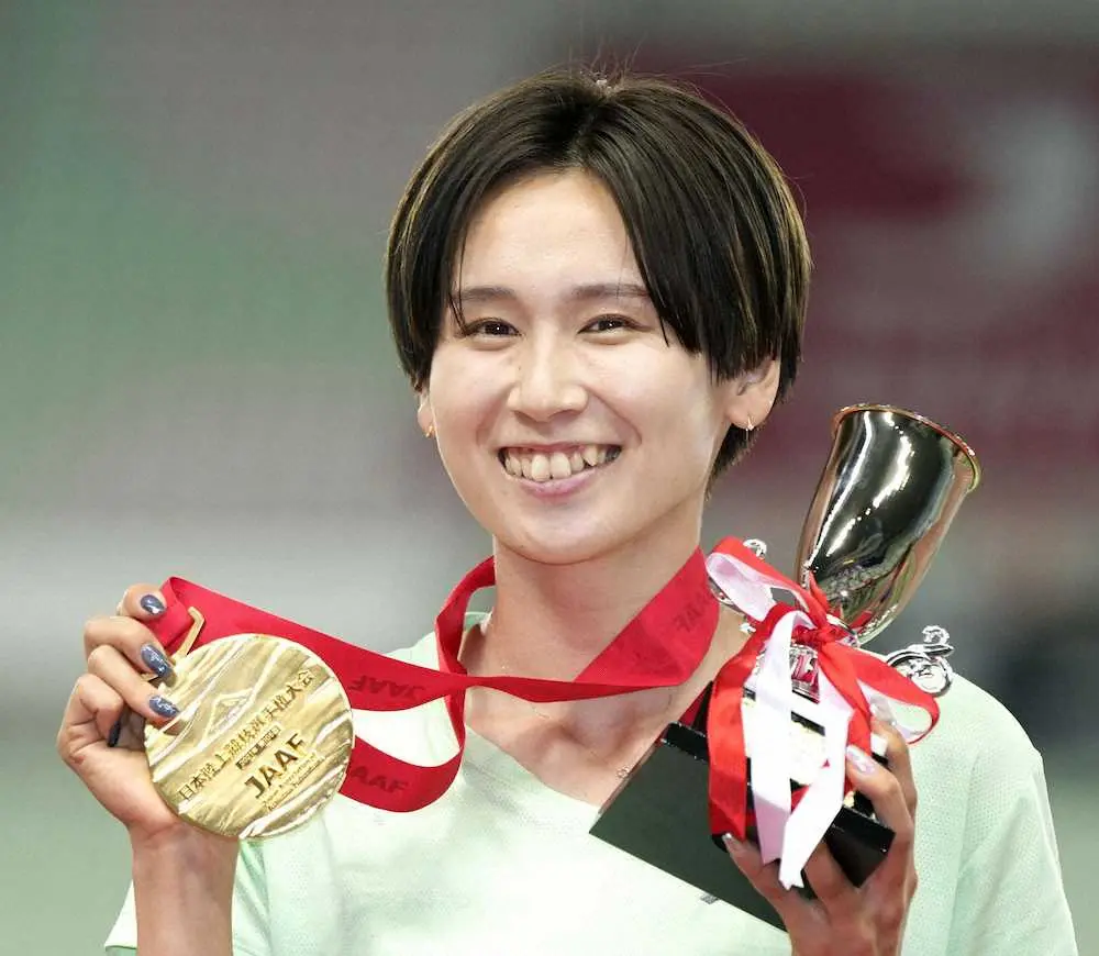 陸上日本選手権女子走り幅跳びで優勝し、メダルを手に笑顔の秦