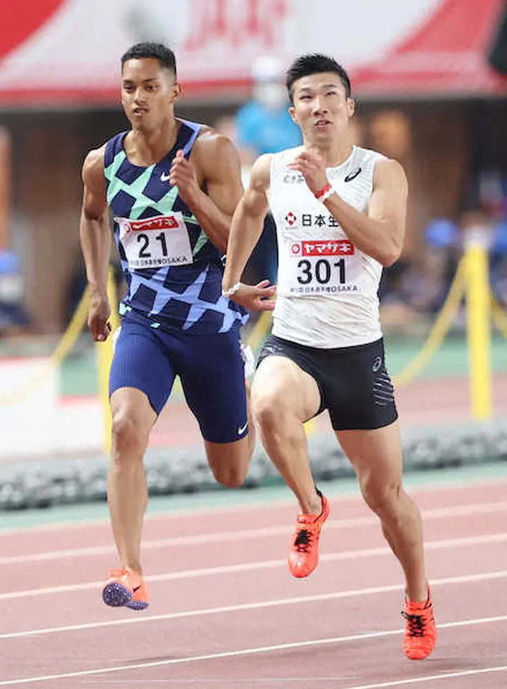 ＜陸上日本選手権＞男子100メートル準決勝で電光掲示板を見ながら走る余裕を見せ、3組1着で決勝進出を決めた桐生祥秀（右）。左は5着のケンブリッジ飛鳥