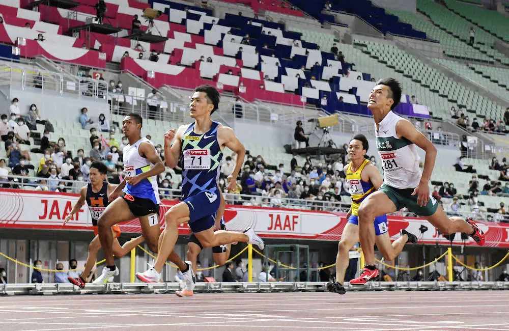 男子100メートル準決勝、10秒16の1組1着で決勝進出を決めた山県亮太（左から3人目）。同2人目はサニブラウン・ハキーム、右端は2着の柳田大輝