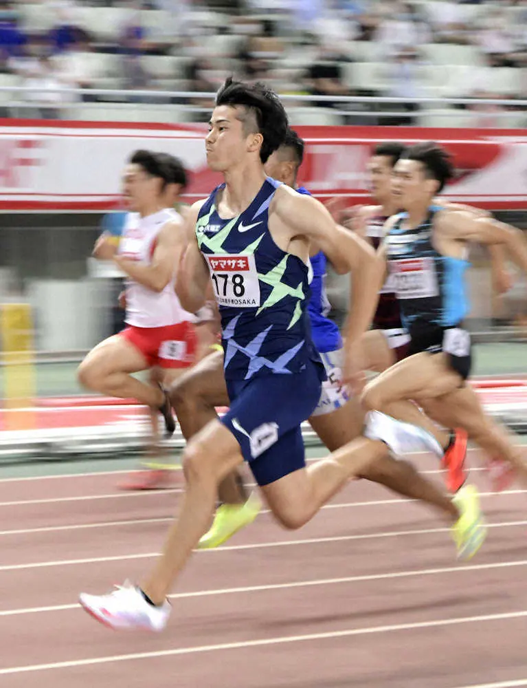 男子100メートル準決勝、10秒17の2組1着で決勝進出を決めた多田修平（手前）