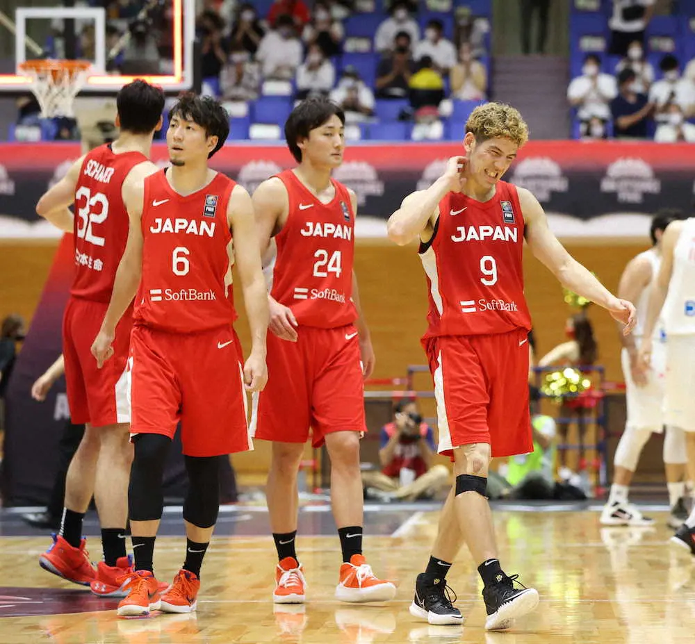 イランに敗れ肩を落とすベンドラメ（右端）ら日本の選手たち