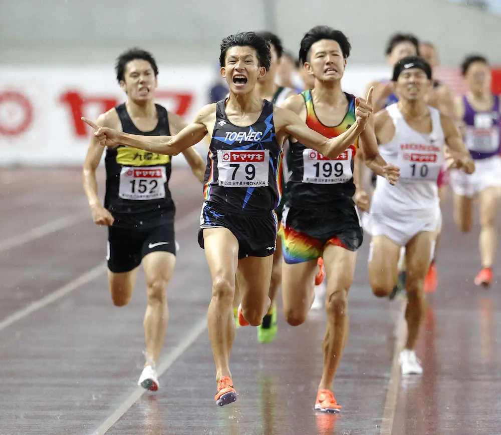 男子1500メートル決勝、ゴールに向かう河村一輝（79）