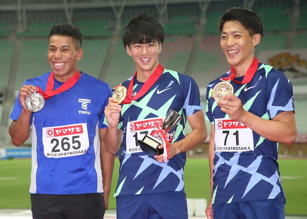 男子100メートル表彰式、メダルを手に笑顔を見せる（左から）2位のデーデー、優勝の多田、3位の山県（撮影・北條　貴史）