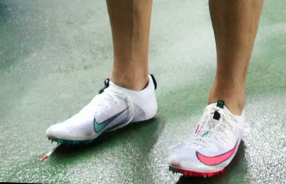 ＜陸上日本選手権＞男子100メートル決勝のゴール後の山県亮太の足元。右足の靴ひもが解けている